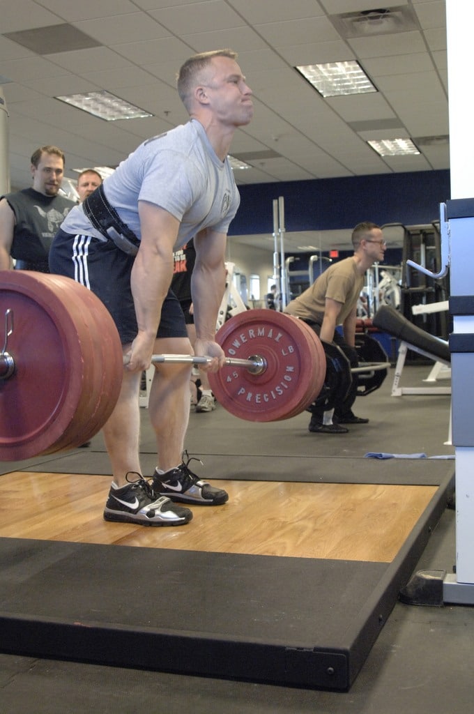 powerlifting with belt